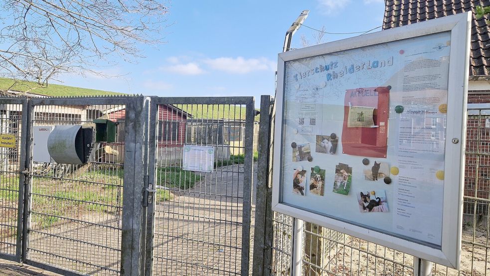 In einem Schaukasten am Tierheim Stapelmoor gibt es Informationen. Foto: Gettkowski