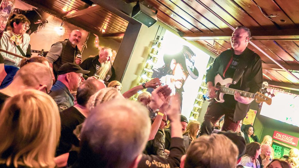 Hier brannte die Hütte: das Bourbon war gerammelt voll. Foto: Jens Doden