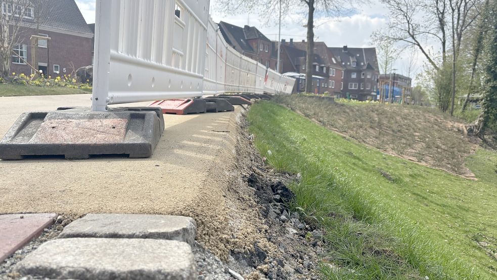 Eine Baustelle: Der Abhang zum Stadtgarten ist nicht absturzgesichert. Hier soll ein Geländer eingebaut werden.