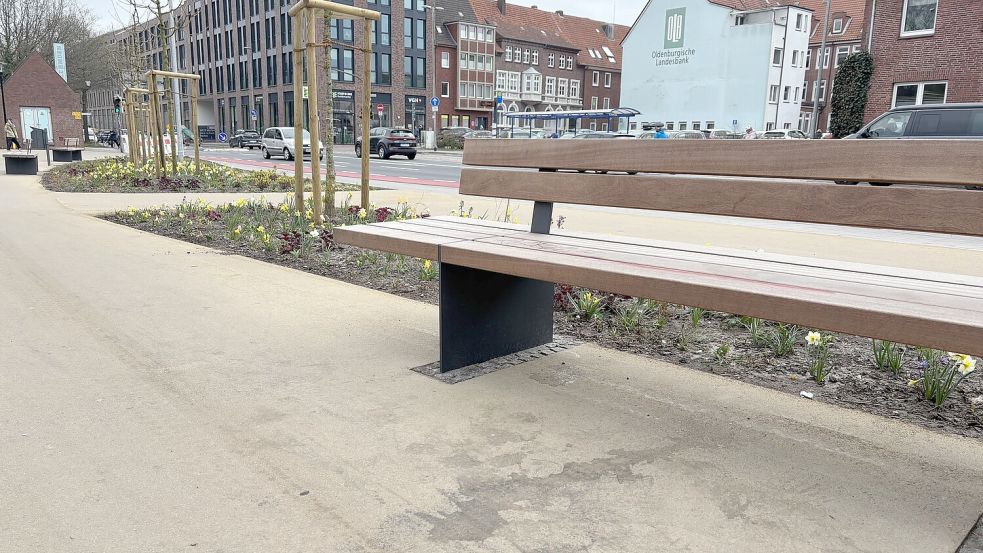 Vor der Bank sind Flecken auf dem neuen Asphalt gut zu erkennen.