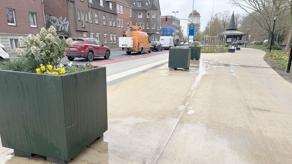 Zum Teil steht auf der neuen Promenade das Wasser – hier nach der Bewässerung der neuen Blumenkübel. Auch sind die Übergänge teilweise nicht schön.