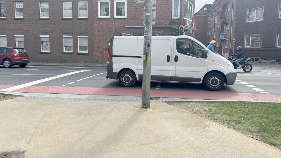 Die Rasenecke an der Ampel ist schon abgetreten, weil hier öfter Fußgänger oder Radfahrer stehen.