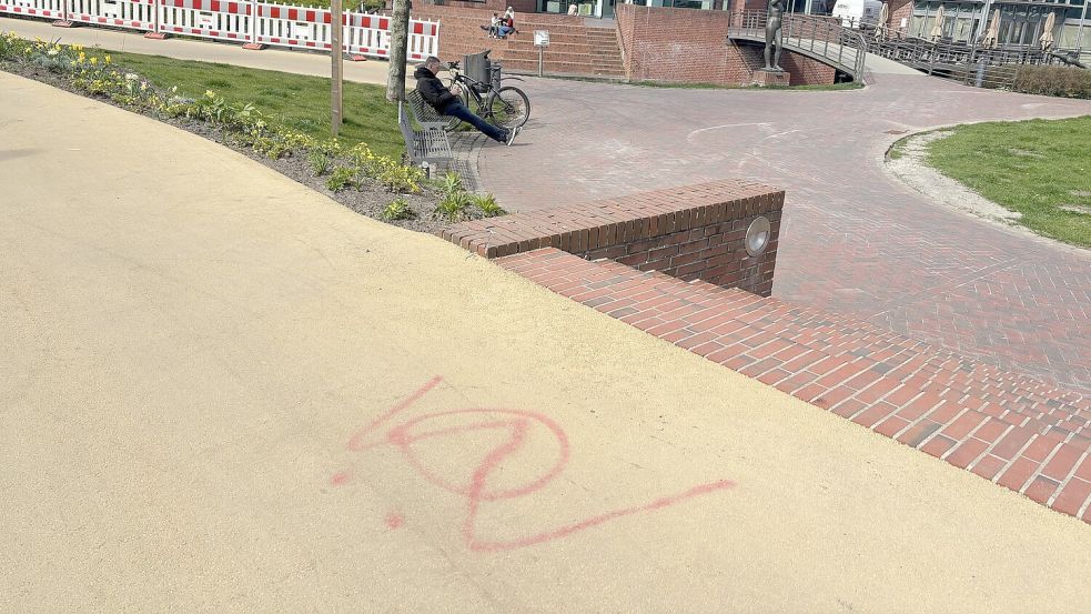 Graffiti ist auf dem Boden und auf einigen der Bänke zu sehen.