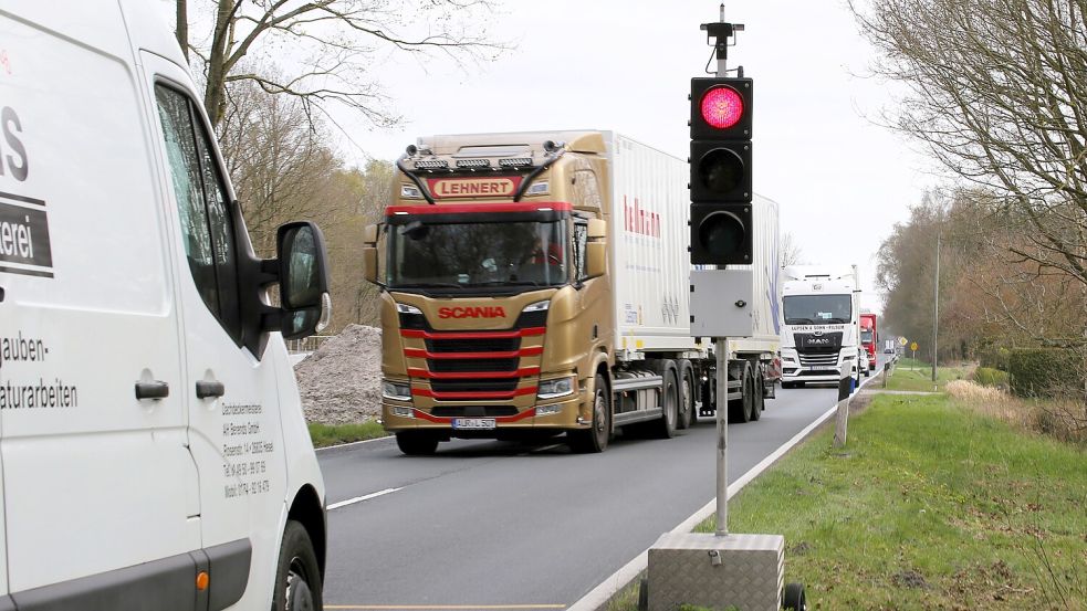 Ampel von Wiesmoor kommend: Alle 1,5 Minuten ist hier Grün. Foto: Böning