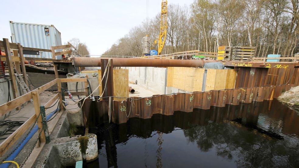 Die Baustelle wurde mit einem Käfig aus Spundwänden trockengelegt. Foto: Böning