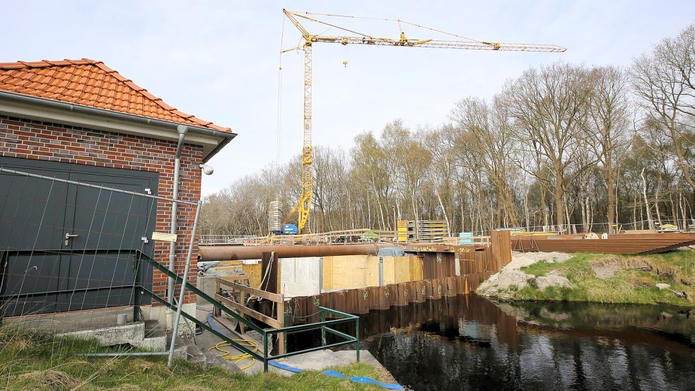 Baustellenimpressionen: Das schwarze Moorwasser des Nordgeorgsfehnkanals muss draußen bleiben. Foto: Böning