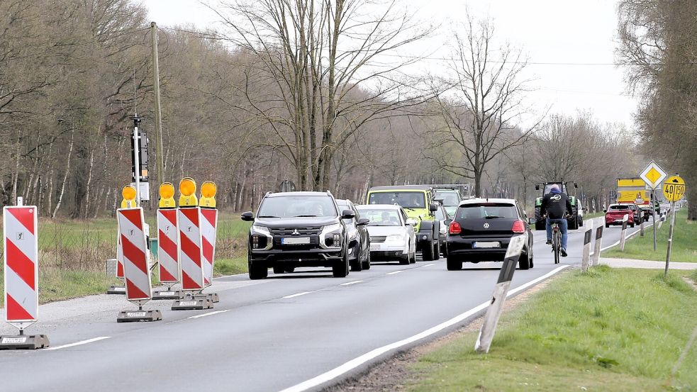 Für Radfahrer ist es im Bereich der Baustelle schwierig: Wer die fünf Kilometer längere Umleitung nicht nehmen möchte, muss sich die einspurige Fahrbahn mit Autos und Lastwagen teilen. Foto: Böning