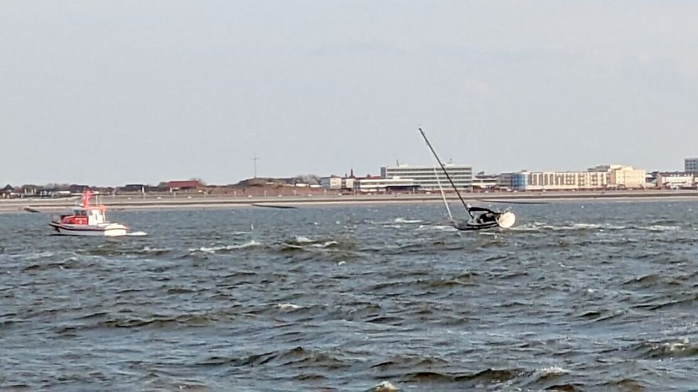 Das Seenotrettungsboot „Otto Diersch“ der DGzRS-Station Norddeich schleppt die havarierte Segelyacht frei. Foto: Die Seenotretter/DGzRS