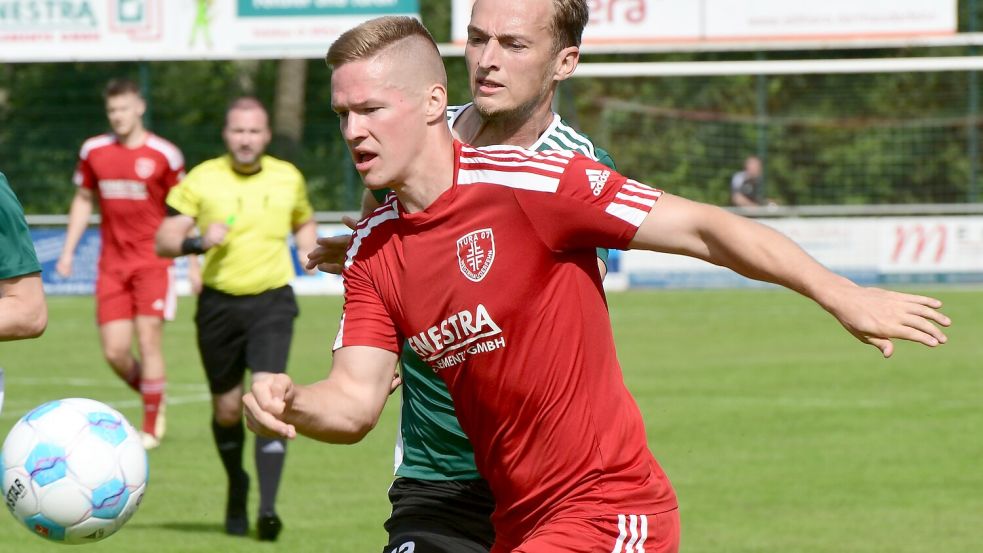 Julian Jauken (vorne) wechselt im Sommer zum TuS Pewsum. Dort hort Daniel Müller (dahinter) auf. Foto: Damm