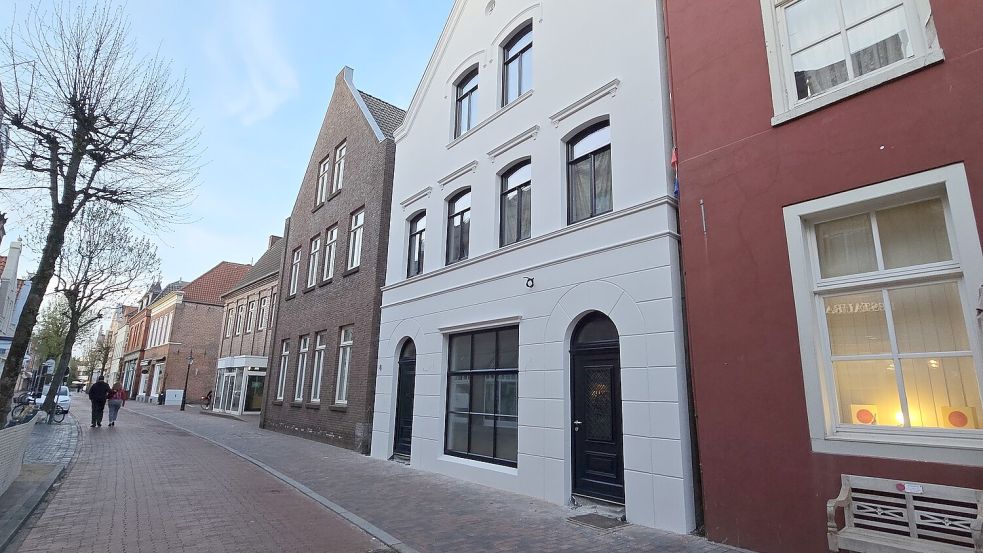 Die Fassade der Brunnenstraße 8 wurde renoviert und in einen klassischeren Zustand zurückversetzt. Dort wird Meisterfloristik Bootsmann eröffnen. Foto: Bothe