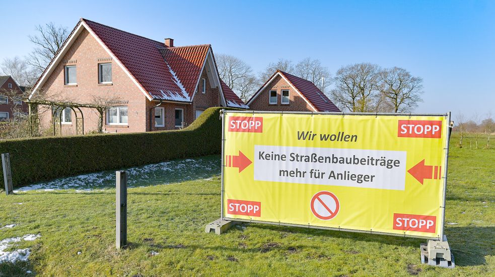 Die Anwohner der Dorfstraße haben eine Bürgerinitiative gegen den Straßenausbau gegründet und im März Plakate aufgestellt. Foto: Ortgies/Archiv