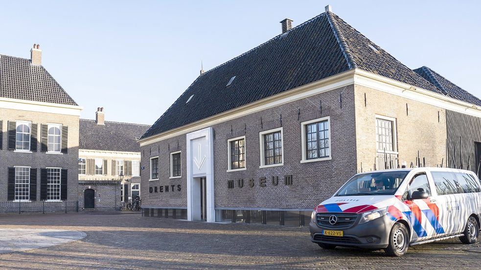 Ein Polizeifahrzeug steht nach der Tat vor dem Drents Museum in Assen. In der Nacht auf den 25. Januar wurde aus dem Haus wertvolle Kunstschätze aus Gold gestohlen. Foto: Jumelet/ANP/Imago Images