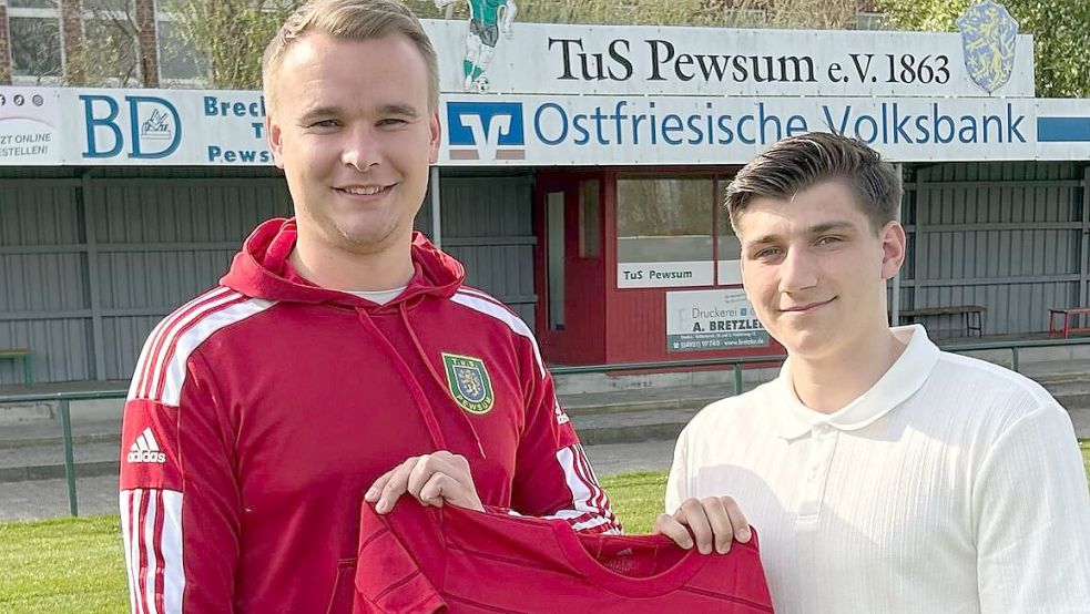 Trainer Jonas Petersen (links) freut sich sehr über den neuen Spieler Dirk Frerichs. Foto: Verein