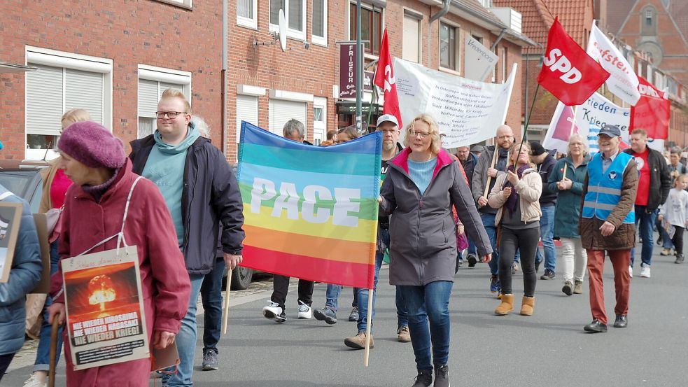 Die Demonstranten zogen Ostersamstag 2024 durch die Emder Innenstadt.