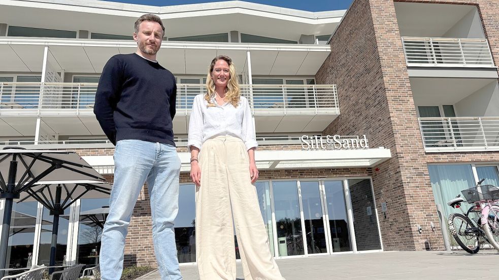 Konrad Lüders, geschäftsführender Gesellschafter der Hiive Hotels Group, vor seinem neuen Hotel „Silt & Sand“ auf Langeoog. Neben ihm steht Hoteldirektorin Ina Becker. Foto: Oltmanns