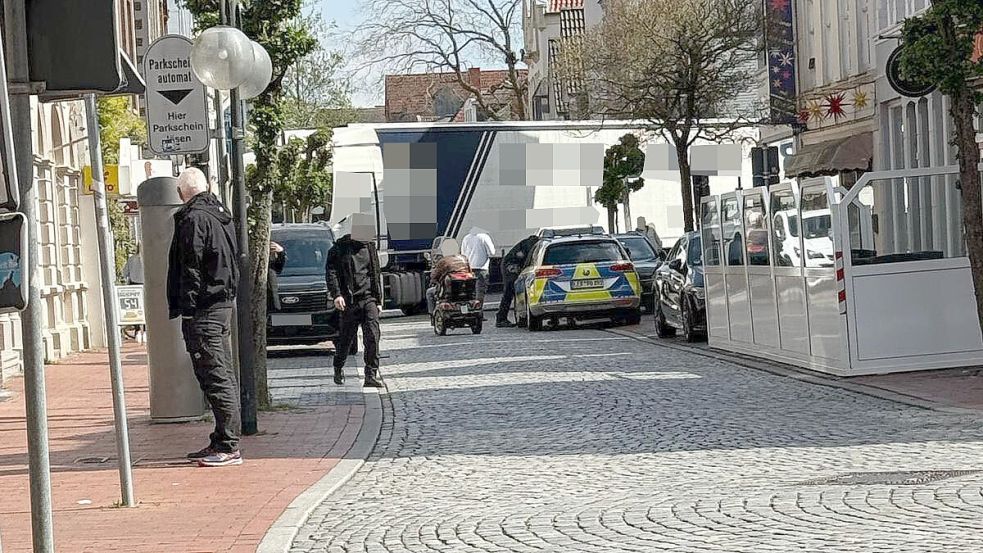 Ein Lkw hatte sich am Montag in der Leeraner Innenstadt festgesetzt. Foto: privat