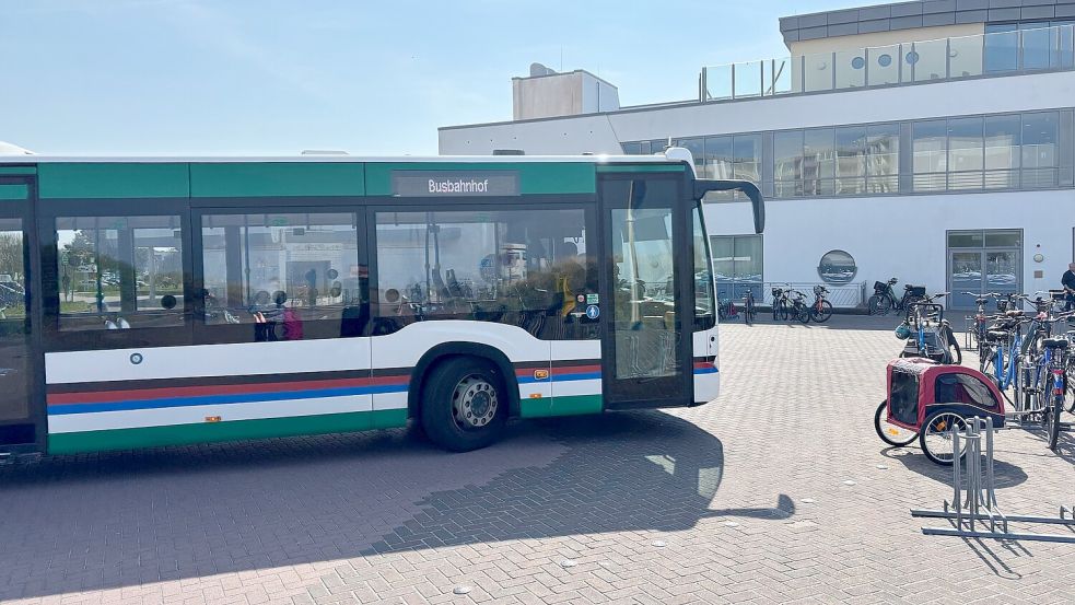 Die Busse auf Borkum sind jetzt öfter unterwegs. Foto: Ferber