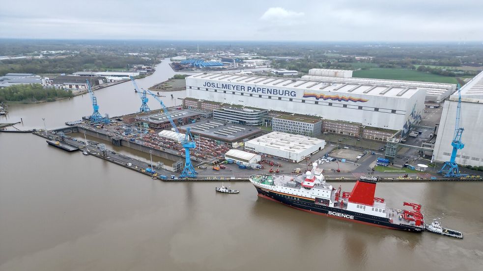 Das neue deutsche Forschungsschiff „Meteor IV“ hat die Bauhalle der Meyer Werft in Papenburg verlassen. Foto: Lars Penning/dpa