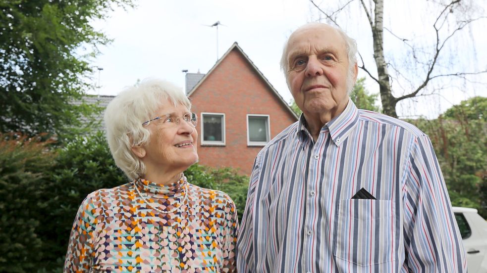 Die Mini-Windkraftanlagen auf dem Dach hinter Herbert und Ingrid Oske aus Wiesmoor wurden kurz nach diesem Foto abgebaut. Sie drehten sich nicht. Foto: Archiv/Nicole Böning
