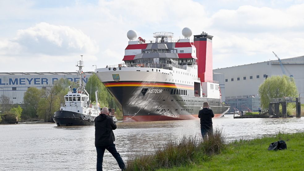 Am Ostersonntag wurde das Forschungsschiff „Meteor IV“ von der Meyer Werft in Papenburg überführt. Foto: Heiner Lohmann