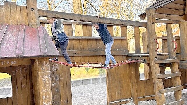 „Der Boden ist Lava“ ist ein Spiel, das sich auf dem Burgplatz geradezu anbietet. Foto: Tomé