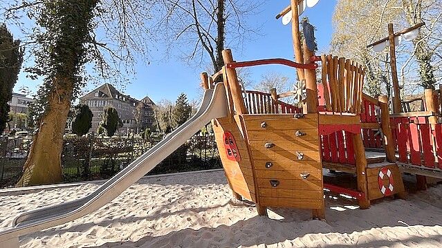 Das Spielschiff liegt sozusagen auf dem Fluss vor der Burg und bietet vor allem für kleinere Kinder viele Spielanreize. Foto: Tomé