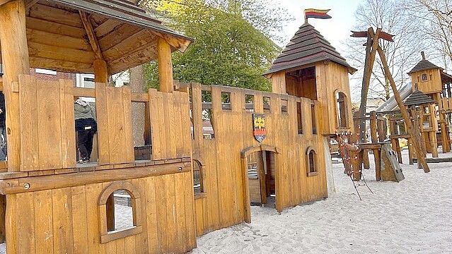 Bei der Gestaltung des Spielplatzes diente die alte Emder Burg, die einst an diesem Ort stand, als Vorbild. Foto: Tomé