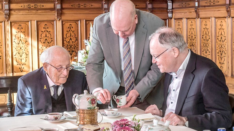 Bürgermeister Claus-Peter Horst (Mitte) schenkte Albrecht Weinberg (links) und Stephan Weil traditionellen Ostfriesen-Tee ein. Foto: Ortgies