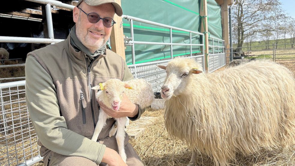 Inselschäfer Christoph Müller freut sich über jeden gesunden Nachwuchs. Foto: Florian Ferber