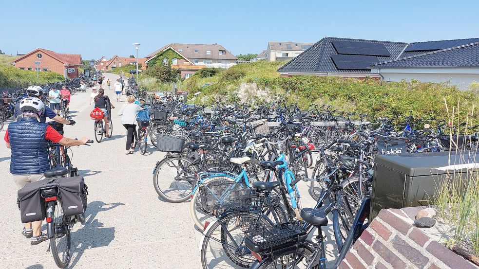 Im Sommer wurde es nah des Strandes auf Borkum auch mal eng durch die vielen Fahrräder, die dort abgestellt worden sind. Foto: Ferber/Archiv