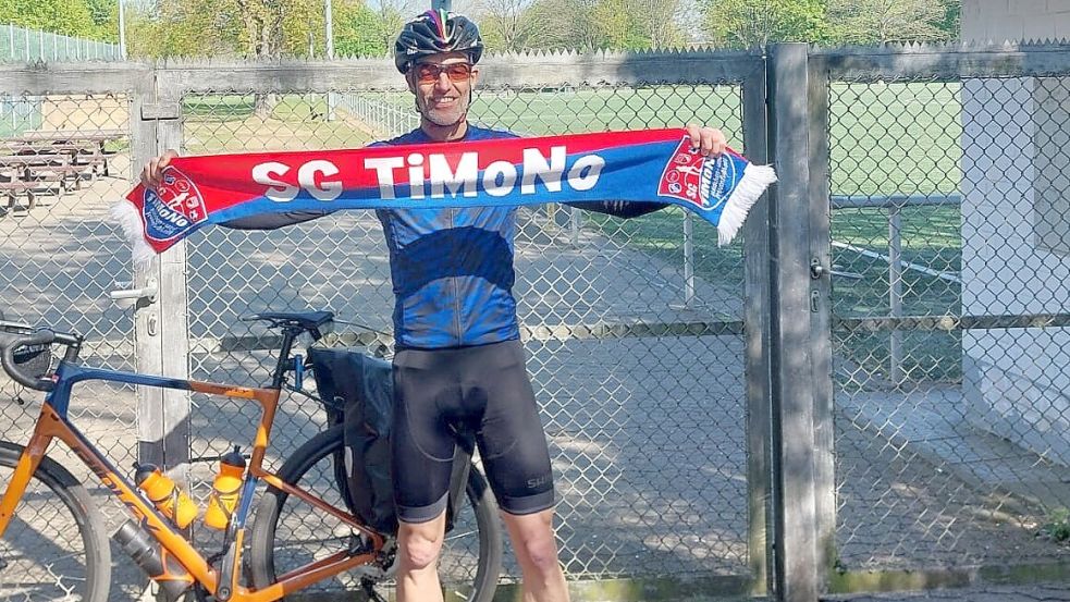 Enno Heidergott ließ sich nach seiner Tour vor dem Sportgelände in Braunschweig fotografieren. Foto: privat