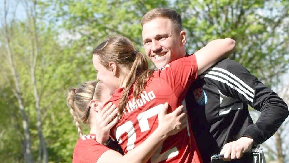 Groß war der Jubel bei Trainer Jan-Henrik Koppelkamm und seinen Spielerinnen. Foto: Koppelkamm