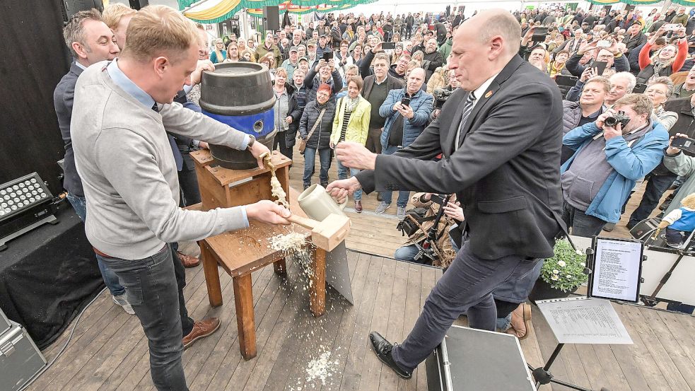2024 eröffneten der Auricher SPD-Landtagsabgeordnete Wiard Siebels (links) und Großefehns Bürgermeister Erwin Adams den Bagbander Markt mit einem Fassbieranstich. Foto: Klaus Ortgies/Archiv