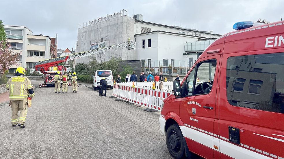 Auch eine Drehleiter war bei dem Feuer im Badehaus auf Norderney im Einsatz. Foto: Feuerwehr