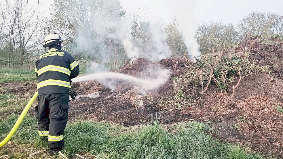 Die Einsatzkräfte begannen sofort mit den Löscharbeiten.