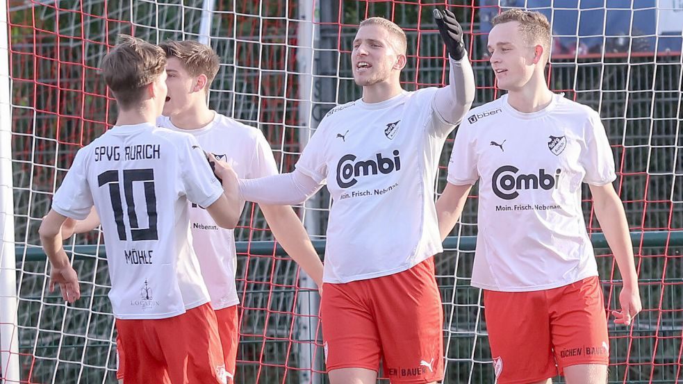 Jubelt Keno Buß (Dritter von links) auch in der kommenden Saison im Aurich-Trikot? Foto: Vortanz