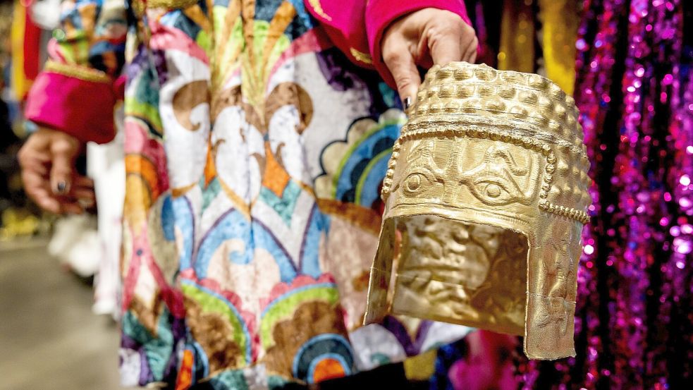 Das Original des goldenen Helms von Cotofenesti ist weiterhin verschwunden. Doch in den Niederlanden wurden zum Karneval bereits Repliken aus Kunststoff verkauft. Foto: Van Weel/ANP/Imago Images