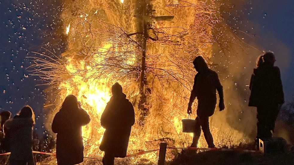 Das Feuer an der Reedestraße brannte lichterloh. Foto: Geeske Kauf