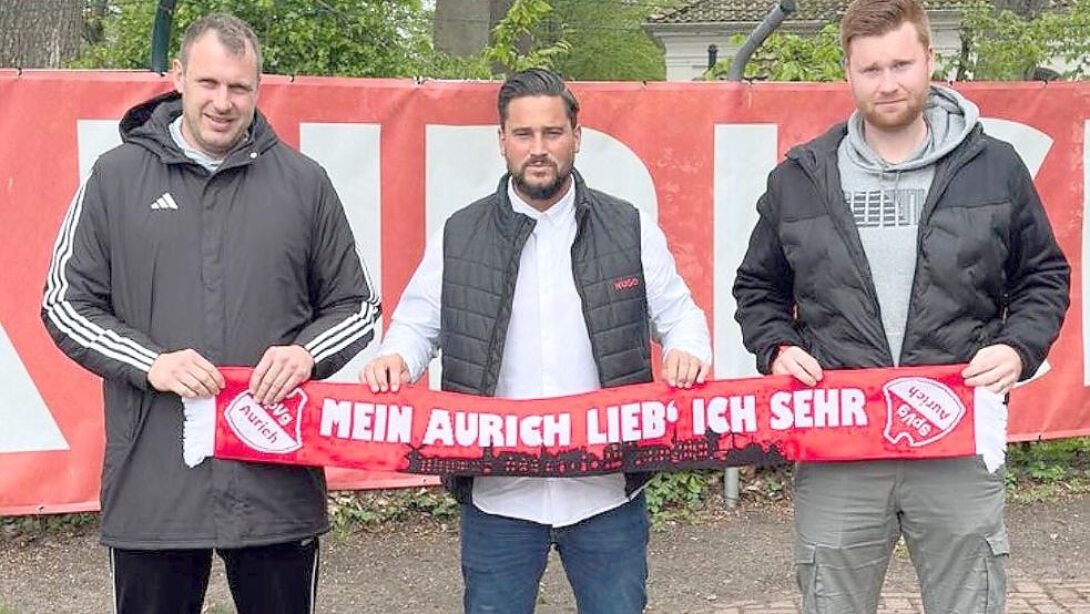 Stefan Wilts (links) und Hendrik Poppinga (rechts) aus dem SpVg-Vorstand präsentierten Daniel Franziskus am Montag als neuen Aurich-Trainer ab Sommer. Foto: Verein