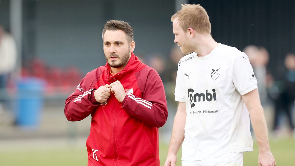 Claudio Casto (links) ist derzeit noch Trainer in Aurich und wird die SpVg im Sommer ebenso verlassen wie einige Spieler. So auch Hendrik Schulz. Foto: Doden/Emden