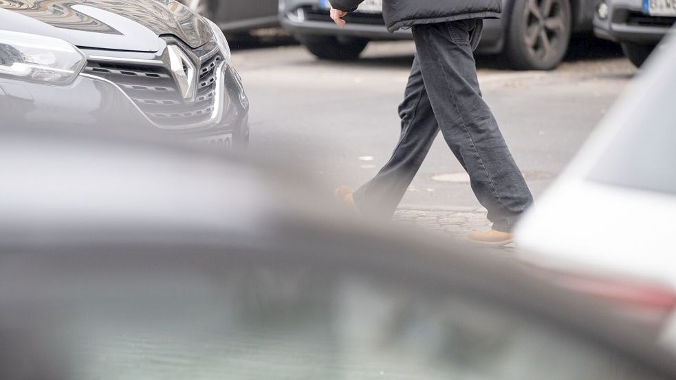 Fühlen sich Fußgänger in Hesel sicher? Das soll im Sommer ermittelt werden. Symbolfoto: Sebastian Christoph Gollnow/dpa