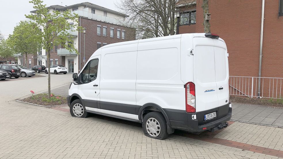 Alle vier Reifen des Ford Transit der Gemeinde Westoverledingen wurden über Ostern zerstochen. Das Fahrzeug stand beim Hintereingang des Rathauses in Ihrhove. Foto: Gemeinde Westoverledingen