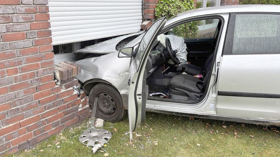 Ein Auto ist in Theene in eine Hauswand gefahren. Foto: Holger Janssen