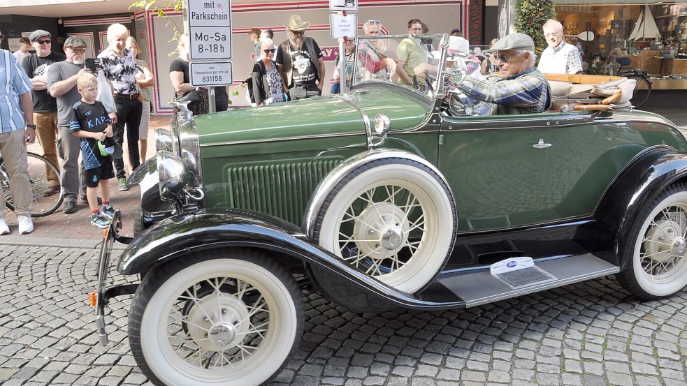 Die Besitzer von zahlreichen US-Cars kamen in den vergangenen Jahren für American Wheels nach Leer. Foto: Bodo Wolters/Archiv