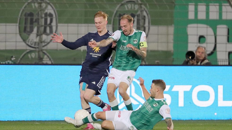 Im Hinspiel in Lübeck gab es für Pascal Steinwender (links) und Kickers Emden eine 1:3-Niederlage. Das möchte der BSV im Rückspiel gerne ändern. Foto: Imago