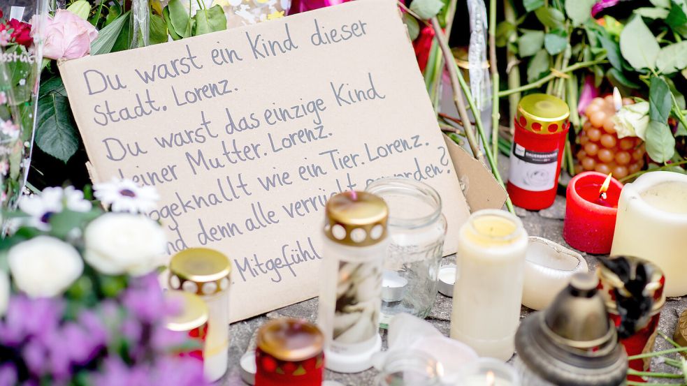 Ein Schild mit der Aufschrift „Du warst ein Kind dieser Stadt“ steht in der Oldenburger Innenstadt inmitten von zahlreichen Blumen und Kerzen an einer Hauswand in der Achternstraße, in der am frühen Sonntagmorgen ein Mensch von Schüssen aus einer Polizeiwaffe tödlich verletzt wurde. DPA-Foto: Dittrich
