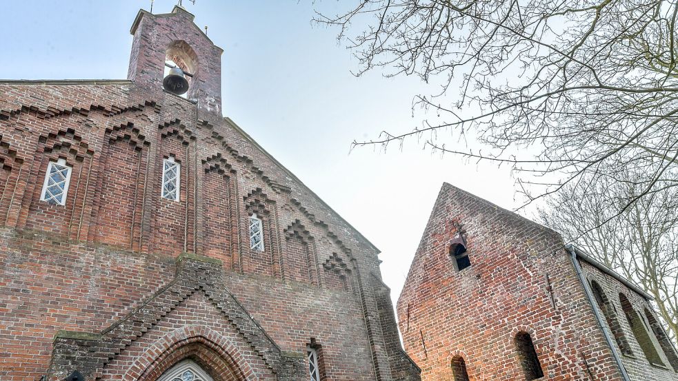 Die Kirche und der Glockenturm in Loppersum. In Hinte gibt es noch einige historische Gebäude – der Glockenturm stammt aus dem 14. Jahrhundert. Foto: Ortgies