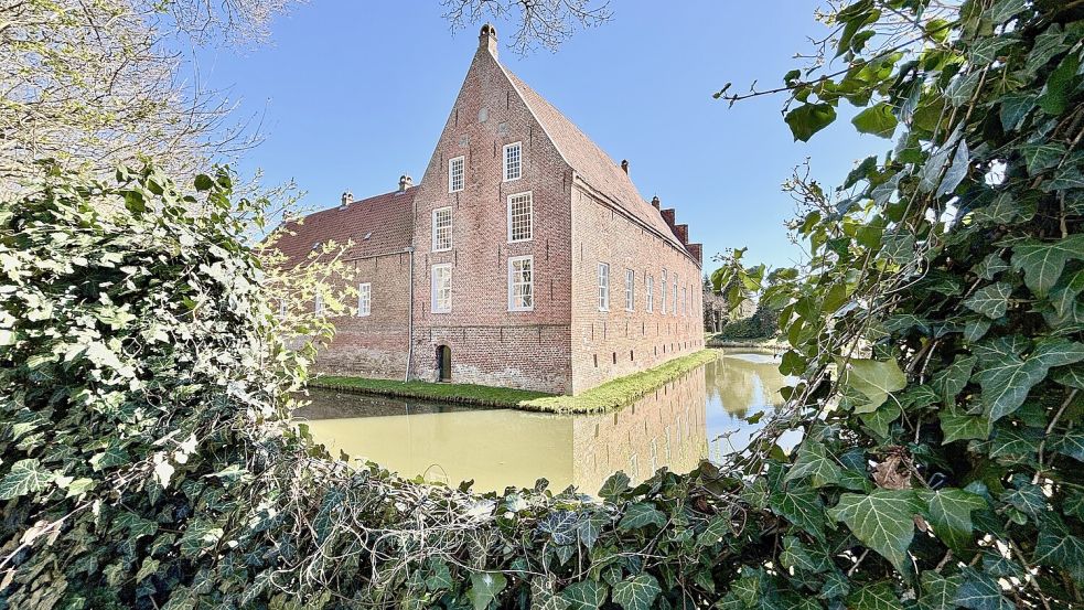 Die Burg Hinta befindet sich in Privatbesitz, Besichtigungen sind nicht möglich. Aber von außen bietet die Wasserburg ein tolles Fotomotiv. Foto: Ortgies
