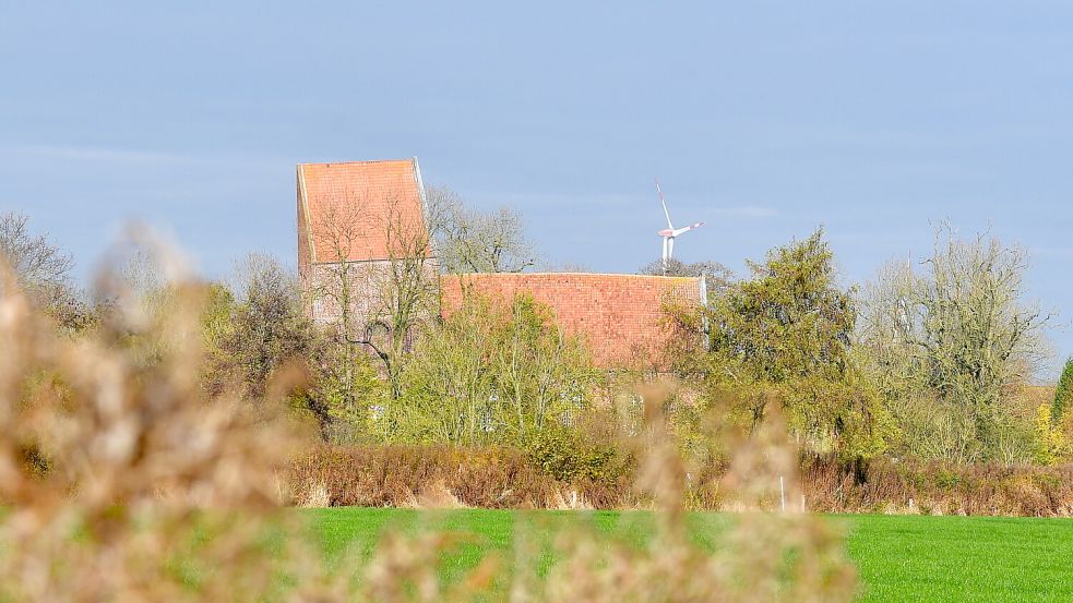 Schief, schiefer, Suurhusen: Die Neigung des Kirchturms ist schon von Weitem sichtbar. Foto: Wagenaar