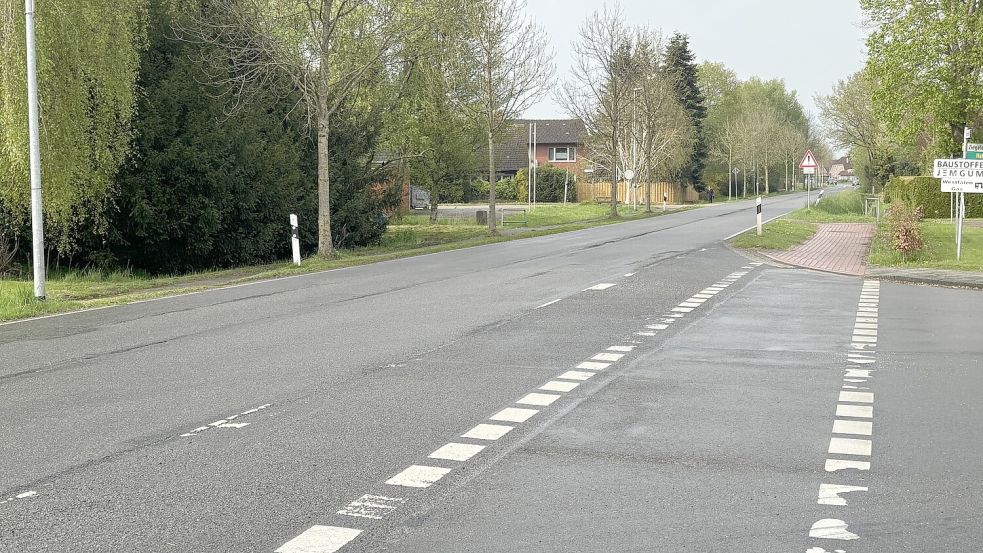 Die nördlich der Einmündung der Ziegeleistraße gelegene Stelle, die zum Überqueren der Hofstraße (L 15) genutzt wird, ist für Autofahrer nur schwer als solche zu erkennen. Foto: Oliver Bär